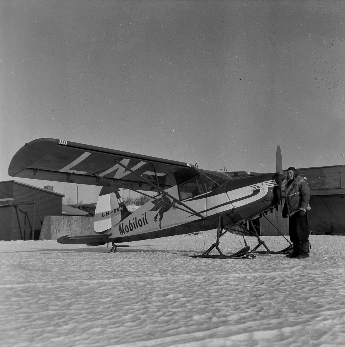 Fly med reklame for Vacum Oil