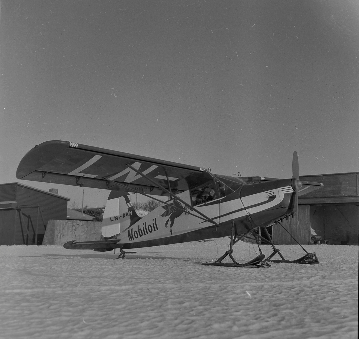 Fly med reklame for Vacum Oil