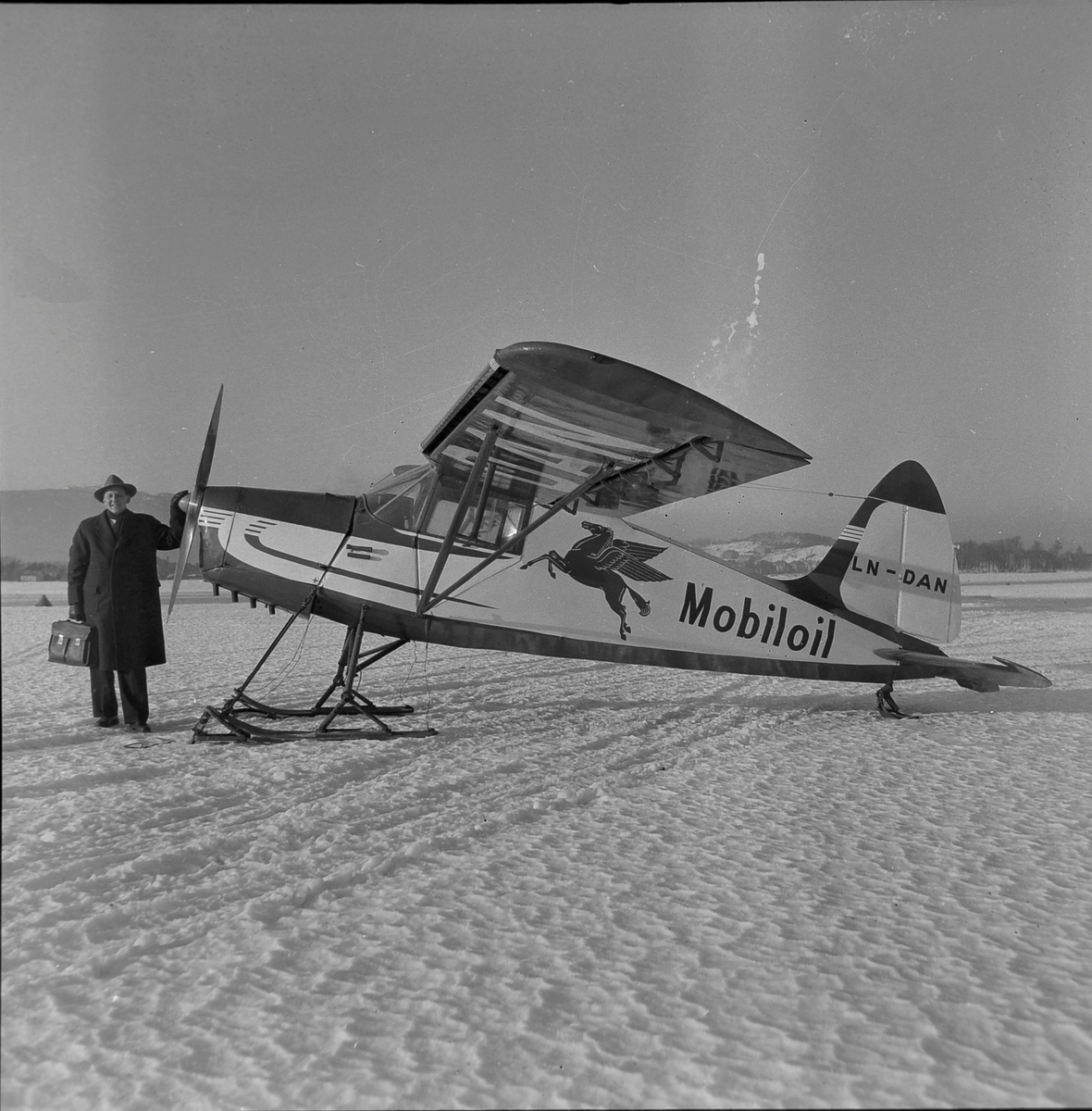 Fly med reklame for Vacum Oil