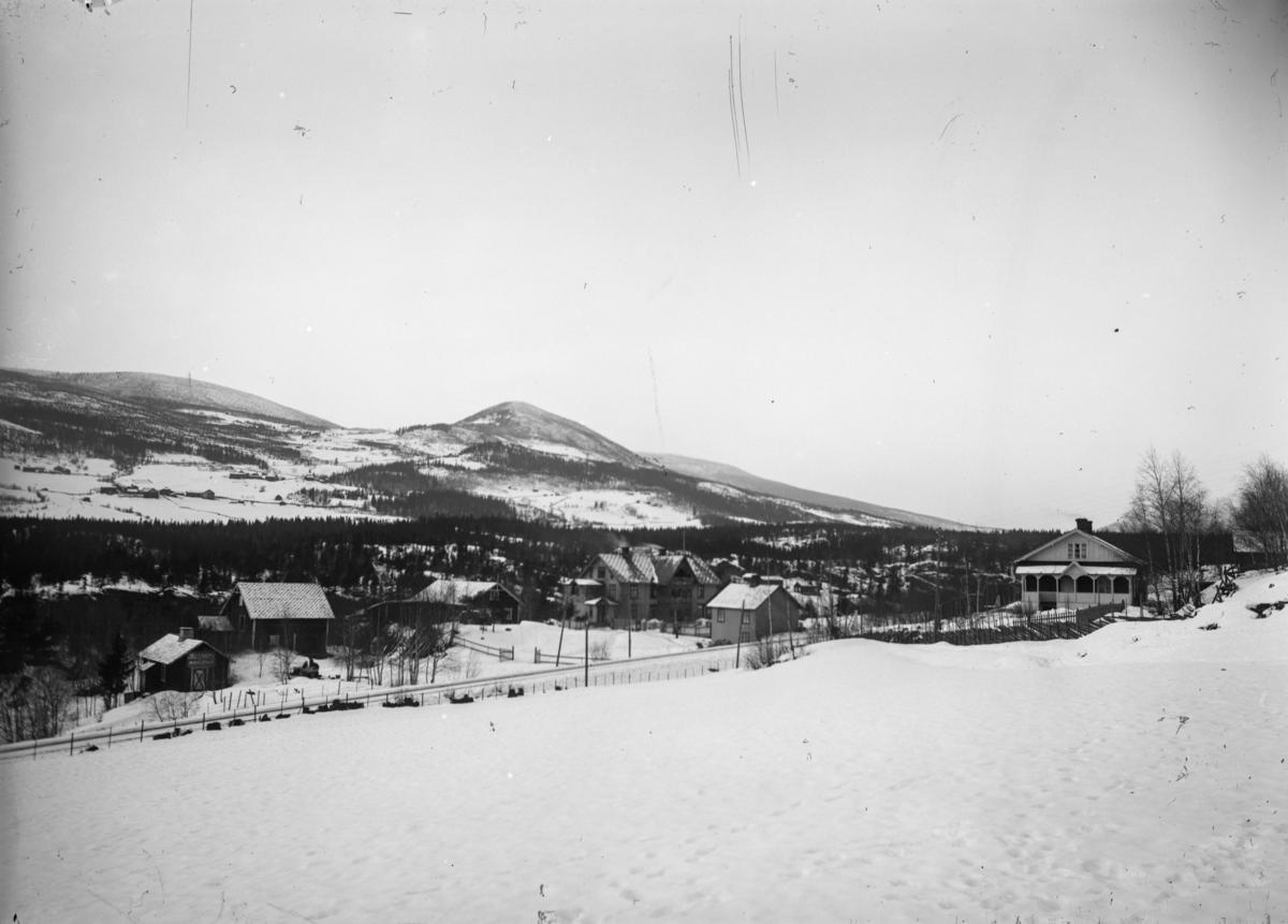 Harpefoss hotel og Wadahl landhandleri på Harpefoss. På bygningen ytterst til høyre er det en stor plakat med Mustad Margarin. I bakgrunnen er Hågåhaugen.