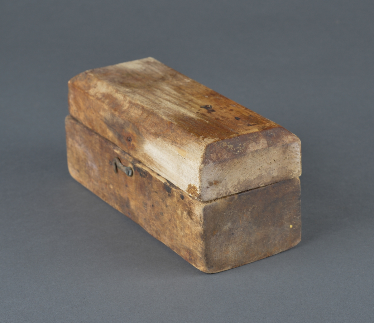 Treskrin med lodd brukt ved veiing. 
Skrinet er rektangulært med innvendig hull for de enkelte lodd.
Av de 11 lodd det er plass for, er bare 4 lodd igjen.
Er hengslet i bakkant (ødelagt) og har en krok for lukking i front. Motsats til kroken mangler, så skrinet består av løst lokk og underdel.