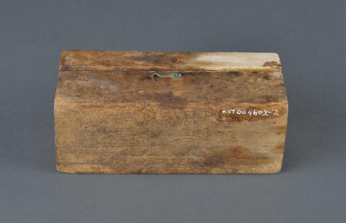 Treskrin med lodd brukt ved veiing. 
Skrinet er rektangulært med innvendig hull for de enkelte lodd.
Av de 11 lodd det er plass for, er bare 4 lodd igjen.
Er hengslet i bakkant (ødelagt) og har en krok for lukking i front. Motsats til kroken mangler, så skrinet består av løst lokk og underdel.