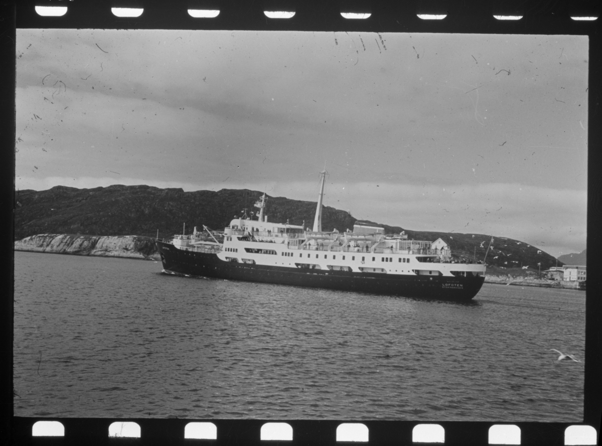 Hurtigruteskipet M/S "Lofoten" ved Bodø.