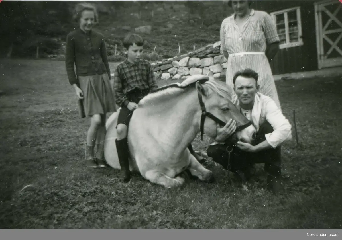 Ekteparet Wilhelm Gustav Adolf (f. 1903) og Asbjørg Karine (f. 1910) Kristensen fra Skotsfjord, med to av barna samt hesten Snorre. Oppe på ryggen sitter Svein Harald (f. 1943).