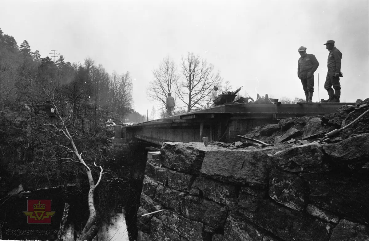 Bygging av ny Træsnes bru  Froland.
Navn på personer: Leon Lorentzen, Arne Halvorsen. 
(Kilde: Artikkel i Sørlandsporten Nr.2-1983. Bedriftsavis for statens vegvesen Aust-Agder).
Stedsnavn: Tresnes