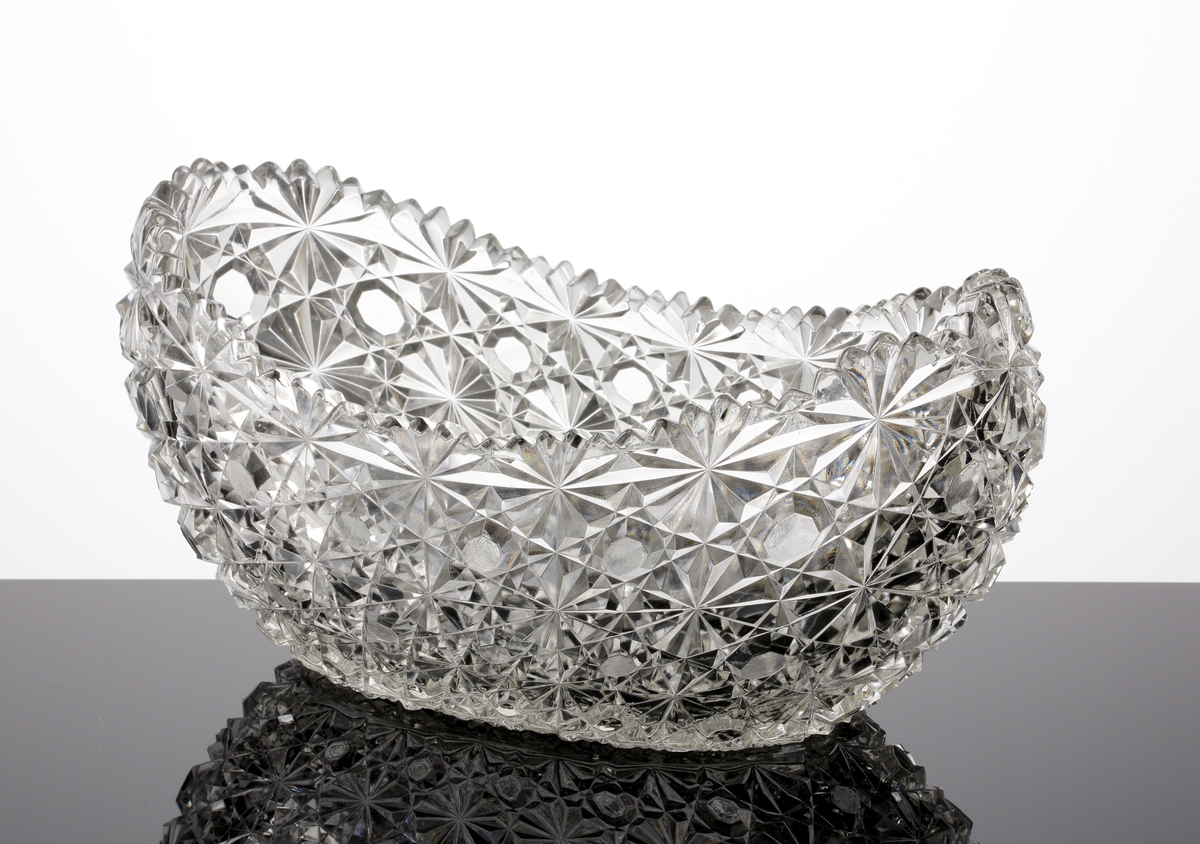 Pressad skål "Jardinär E. 33" med skärslipimiterad dekor, så kallad "fattigmanskristall".