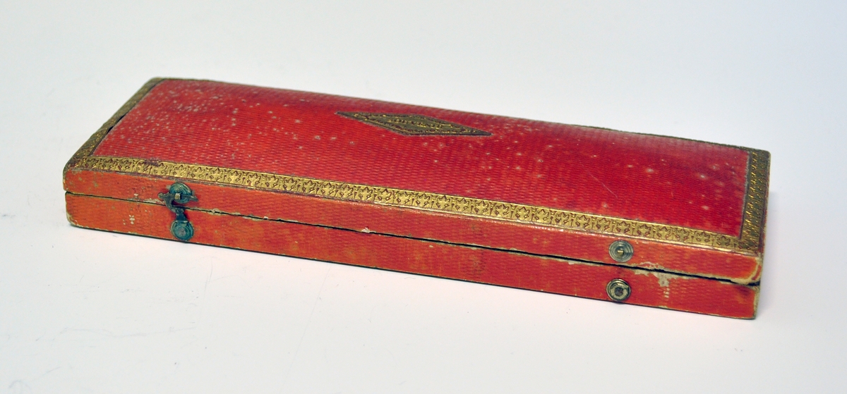 Kniv med skaft. Tilhører antakeligvis bestikksett med skje og gaffel. Bordkniv med butt knivblad. Skaftet har dekorert relieff i muslingmønster og qravert inn: C.C.C.A. 1835.(Christine Cecilie Charlotte Aall).