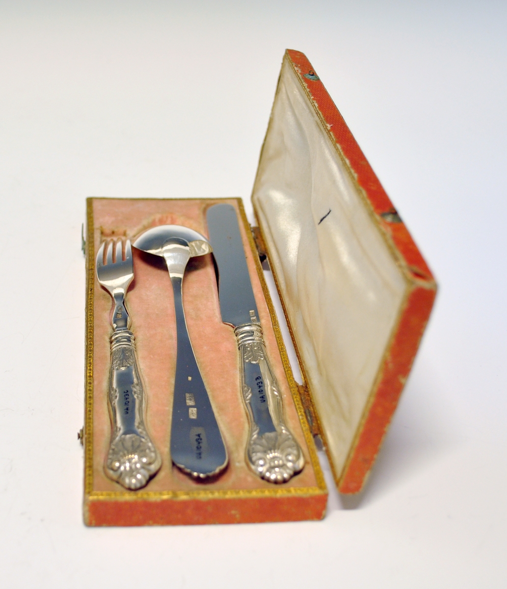 Kniv med skaft. Tilhører antakeligvis bestikksett med skje og gaffel. Bordkniv med butt knivblad. Skaftet har dekorert relieff i muslingmønster og qravert inn: C.C.C.A. 1835.(Christine Cecilie Charlotte Aall).