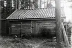 Smedja. Hembygdsgården ligger i Grönnäs, söder om Moälven, 3 kilometer från Själevads kyrka. 1944 invigdes hembygdsgården med högtidstal av författaren Albert Viksten. Idag finns det 7 byggnader på området, alla ditflyttade; bastu för torkning av säd, smedja, kornhässja, loge, rundloge och bagarstuga