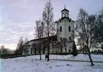 Nätra kyrka. Vykort. Byggmästare Simon Geting. Vitputsad stenkyrka med torn. Nyklassicistisk stil. Inredning i början av 1800-talet. Altarväggen utformades 1847-48 av Olof Hofrén. Predikstol från 1814. Grundläggningsarbetet påbörjades 1805 och byggnationen, som krävde stora mängder sten för de två meter tjocka murarna, innebar stora uppoffringar från församlingsmedlemmarnas sida. En vall av jord lades upp runt murarna för att man med stenslädar och hästar skulle kunna föra upp materialet. På hösten 1807 var kyrkan så pass färdigställd att man kunde hålla gudstjänst och invigningen skedde den 27 november av prosten Anders Lundström i Sidensjö. En mer högtidlig invigning med biskop Erik Abraham Almquist skedde inte förrän tio år senare, den 6 juli 1817.