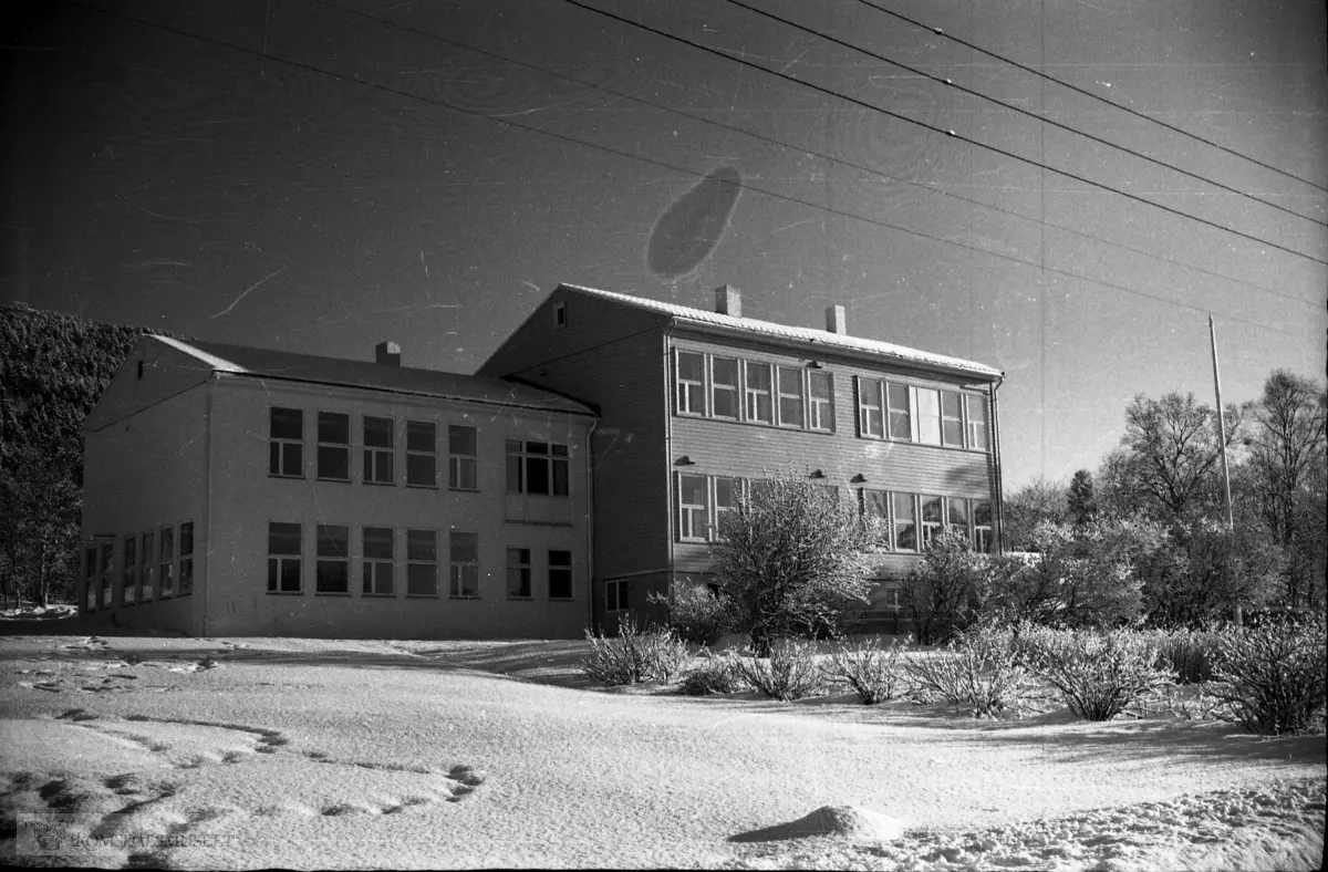 Kvamskolen på Bjørset.."1 halvdel av april 1961"."vinterbilder"."kontorskulen??"