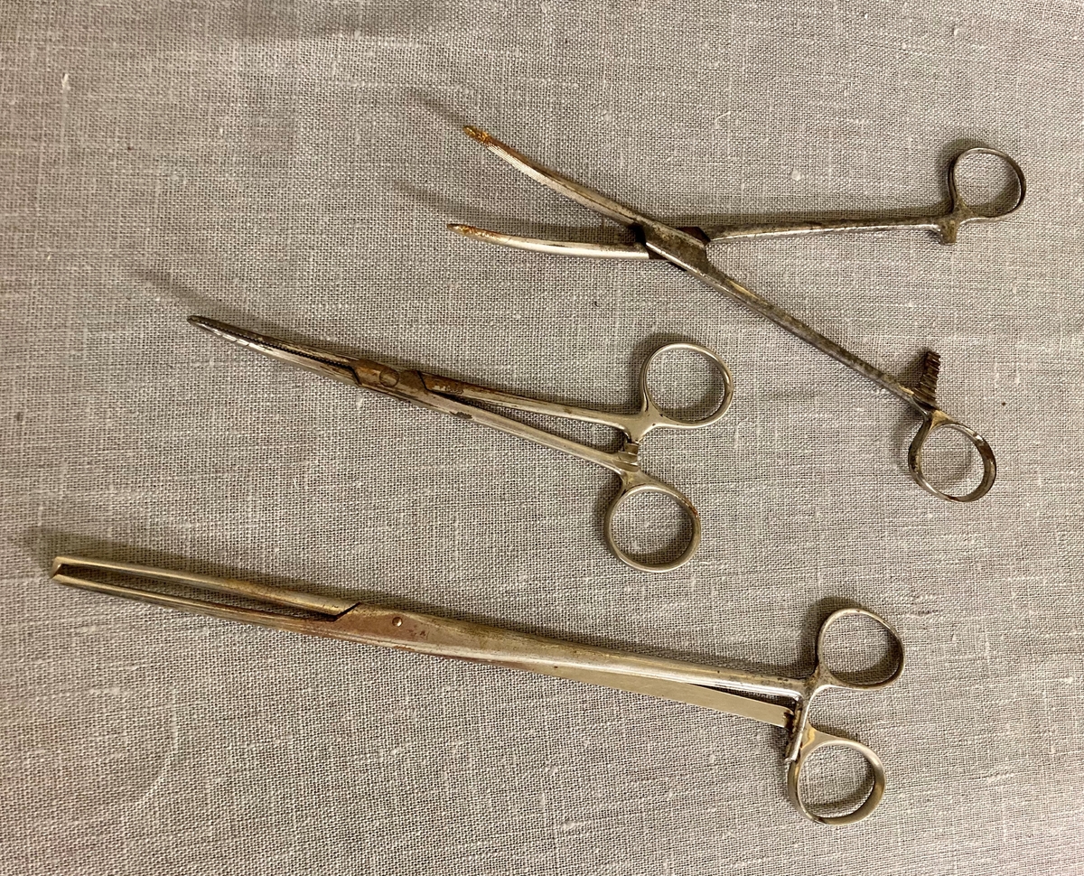 4 stk. vaginalspeculum
3 stk. sakser / oprasjonsinstrumenter
3 stk. sprøyter
1 stk. bladholder for operasjonskniv
1 stk. jordmorstetoskop