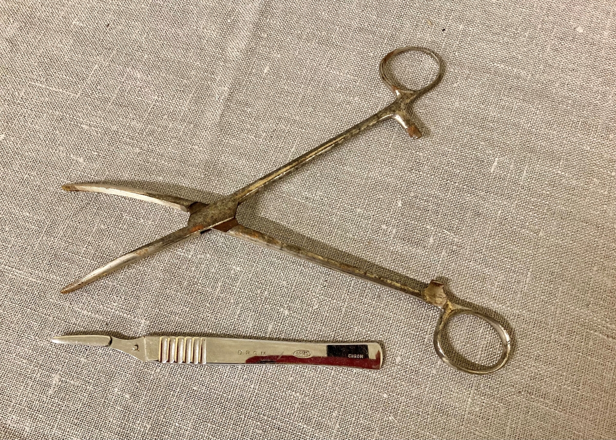 4 stk. vaginalspeculum
3 stk. sakser / oprasjonsinstrumenter
3 stk. sprøyter
1 stk. bladholder for operasjonskniv
1 stk. jordmorstetoskop