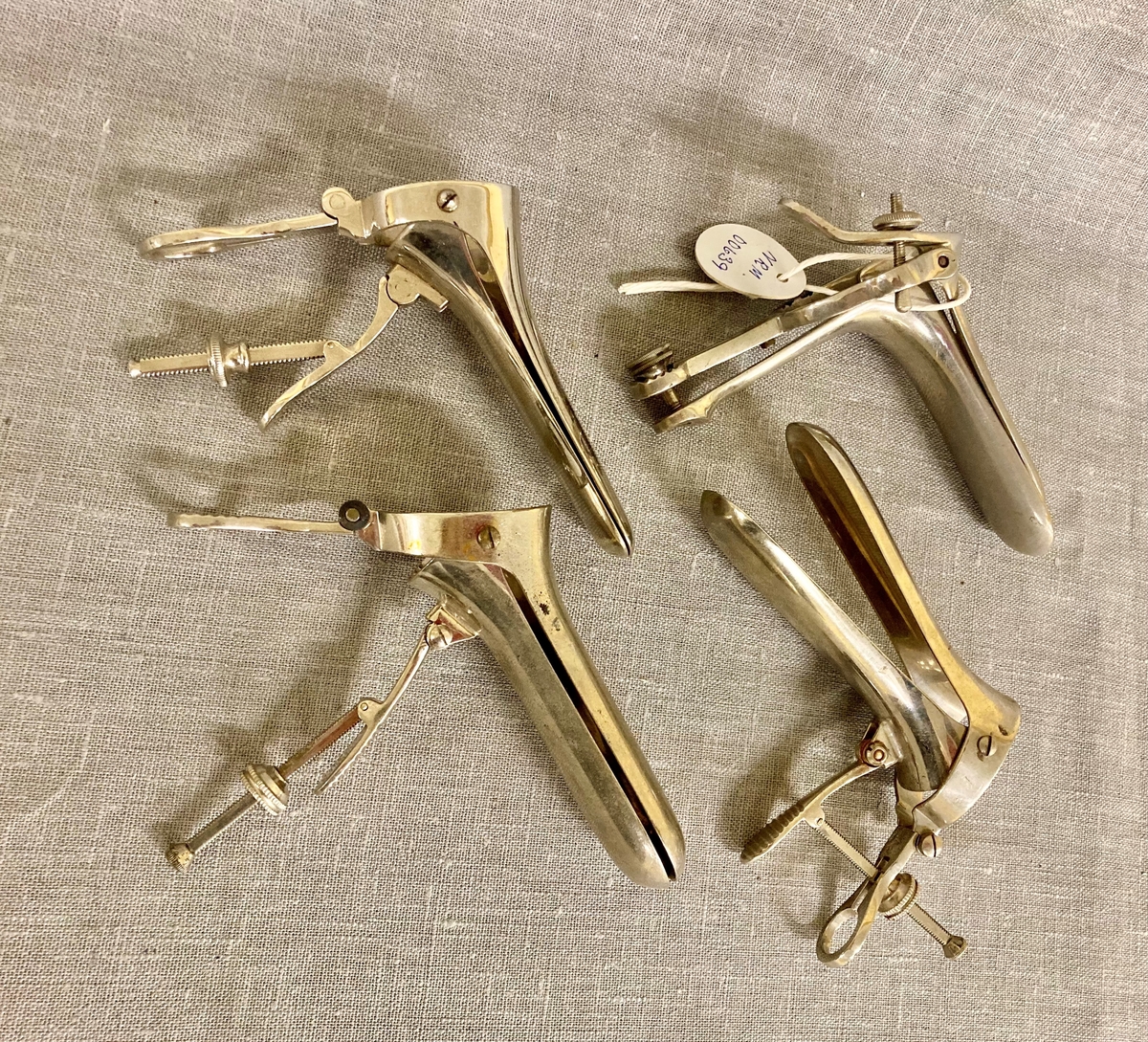 4 stk. vaginalspeculum
3 stk. sakser / oprasjonsinstrumenter
3 stk. sprøyter
1 stk. bladholder for operasjonskniv
1 stk. jordmorstetoskop