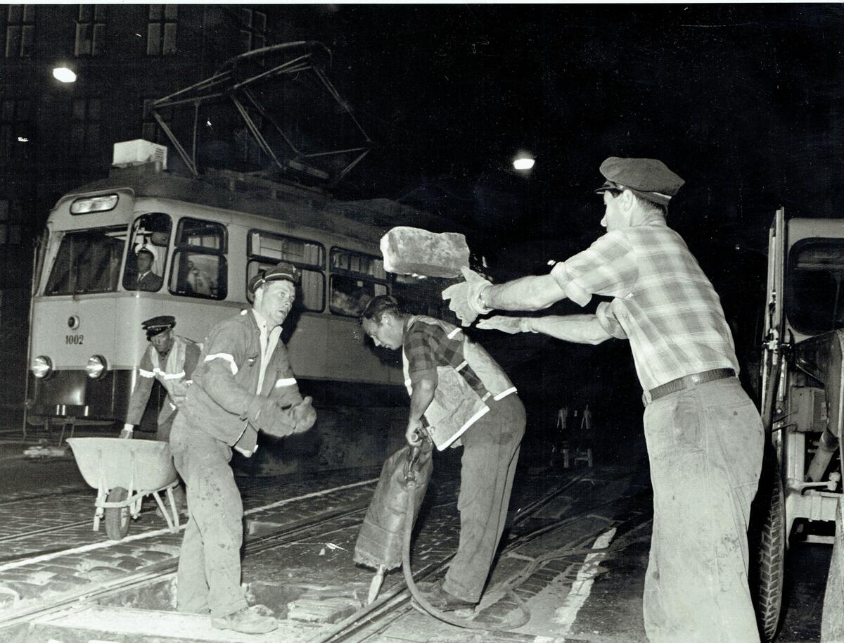 Baneadelings folk legger på plass beustein i Oslogate-krysset etter omleggingen oktober 1960. I bakgrunnen ser man Ekebergbanen nr. 1002