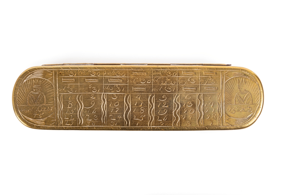 Tobakslåda av mässing från 1781. Rektangulär med rundade hörn. På lockets översida är en evighetskalender ingraveriad under botten en distanstabell. På främre långsidan VERLAAT (lämna) och initialerna CNB. På andra långsidan DE WERELT (världen).
Dosan kallas på engelska: "Dutchman's log-timer" eller "Dutch seaman's tobacco box". Utförd i mässing 1781, rektangulär med rundade hörn.