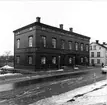 Domkapitelhuset. Uppfördes 1844 som gymnastik- och sånghus för Härnösands gymnasium efter ritningar av arkitekt C.G. Blom-Carlsson. År 1973 flyttades byggnaden från kvarteret Rådhuset vid Nybrogatan till Nygatan 14. Byggnaden restaurerades då exteriört efter originalritningar.