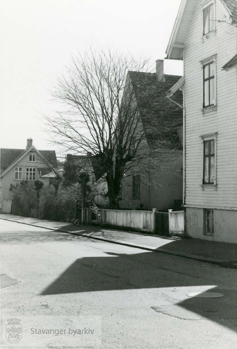 Nærmest: St. Svithuns gate 35..Murhuset er Niels Juels gate 18.Trehuset bak er Kannikgata 31