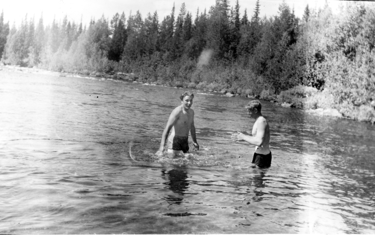 To gutar bader i elva. Ola Hermundson Rust og ukjend.