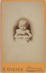 Portrett av spedbarn.