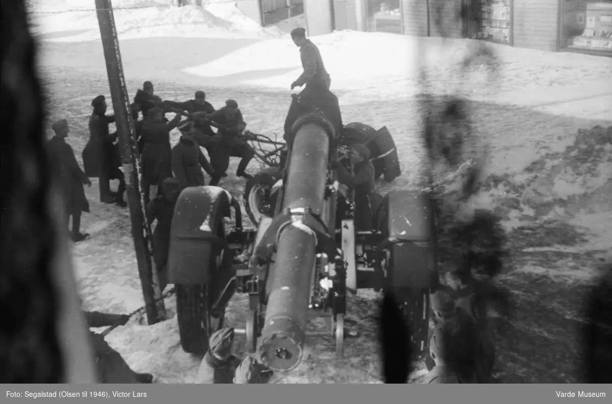 Tyske soldater manøvrerer en kanon i Strandgata, Vardø, under 2. verdenskrig