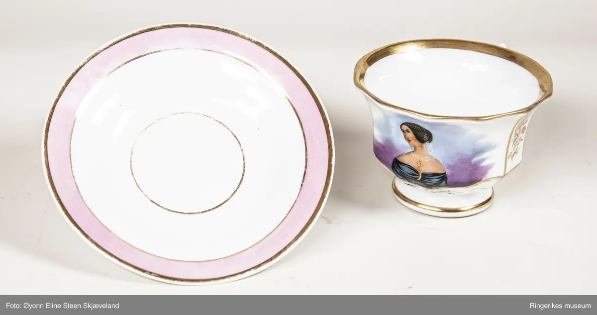 Kopp med skål. Koppen er dekorert med bilde av dronning Josefine, som var gift med Oscar I. Koppen er inndelt i 12 felter på utsiden. De 5 feltene på forsiden er brukt til dronningportrettet. Mellom dette og hanken er det tre felt som er innrammet i gull, og dekorert med gullblomster + blader. Under disse feltene går det streker ned mot bunnen der koppen blir smalere. Koppen går sterkt innover, for så å gå litt utover til stetten igjen. Rundt stetten er det en ring av gull. Det er også en gullranke mellom dronningportrettet og teksten. Portrettet er malt av en som sannsynligvis aldri har sett bilde av dronning Josefine. På innsiden av koppen går det en gullring langs kanten. Hanken er dekorert med gull, og går opp i en spiss på toppen. Skåla har konsentriske gullringer, og mellom de to ytterste er det en rosa stripe. Den innerste ringen går rundt der koppen skal stå.

Oscar I var konge fra 1844 til 1859, så koppen må ha vært laget i denne perioden.