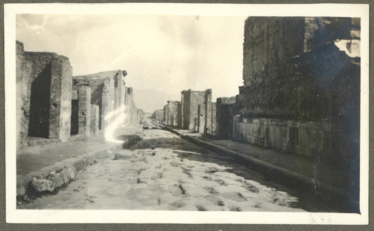 Bilden visar en gamla gata i den antika staden Pompeji.