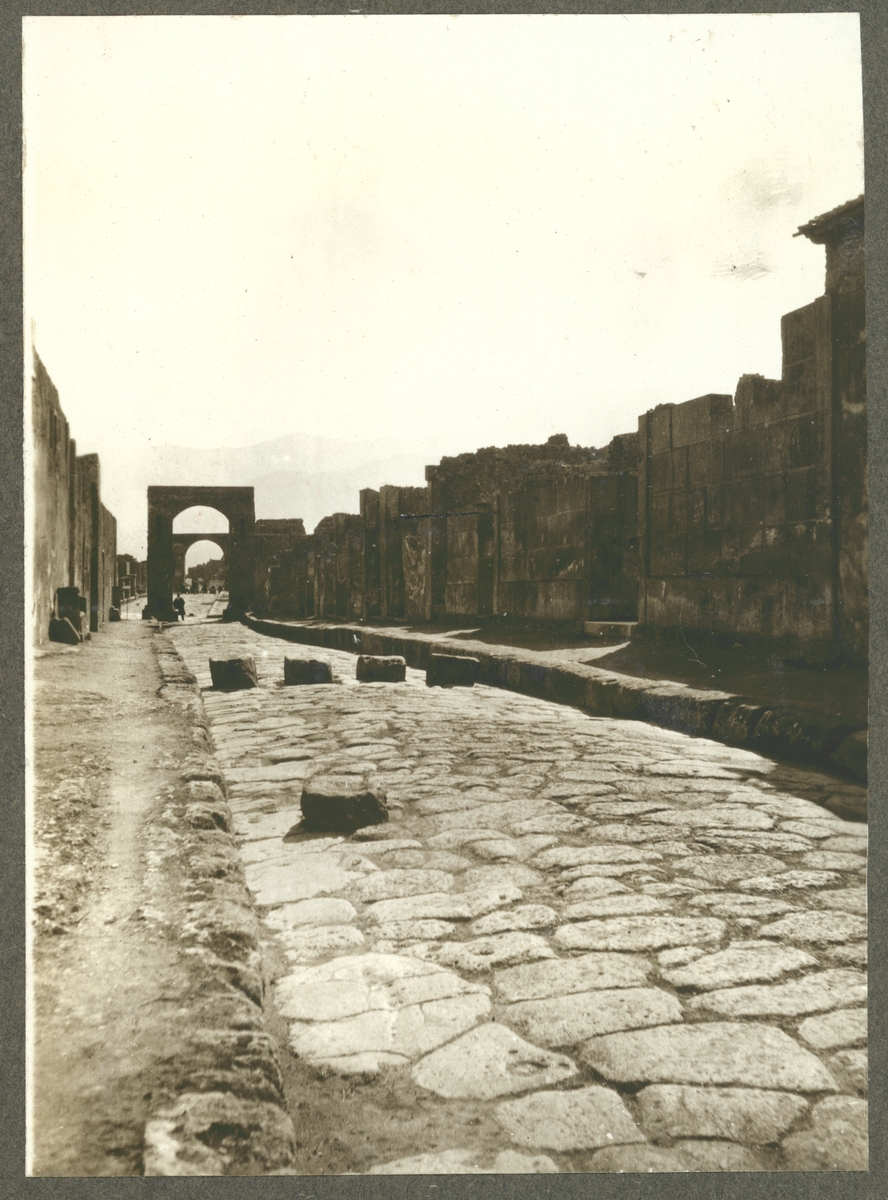 Bilden förställer en gata i Pompeij.