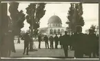 Bilden visar besättningsmän från Fylgia som besöker Klippdomen i Jerusalem.