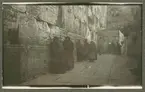 Bilden visar judiska män och kvinnor vid Klagomuren.