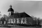 Stigsjö kyrka. Ritning av Per Hagmansson. Vitputsad stenkyrka med torn. Invändigt tunnvälvt tak. Inredning från omkring 1800 bevarad. Orgelfasad från 1821, nytt orgelverk 1916.