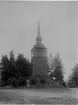 Tuna kyrka. Arkitekt Daniel Hagman och byggmästare Per Hagmansson. Vitputsad stenkyrka med sadeltak. Tornet tillbyggdes inte förrän 1937. Klockstapel från 1746. Altarbord, predikstol från 1793 av Johan Edler. Orgelfasad från 1797. Sakristiedörr från 1721 från gamla kyrkan. Äldre läktarbarriär från 1691 bevarad.