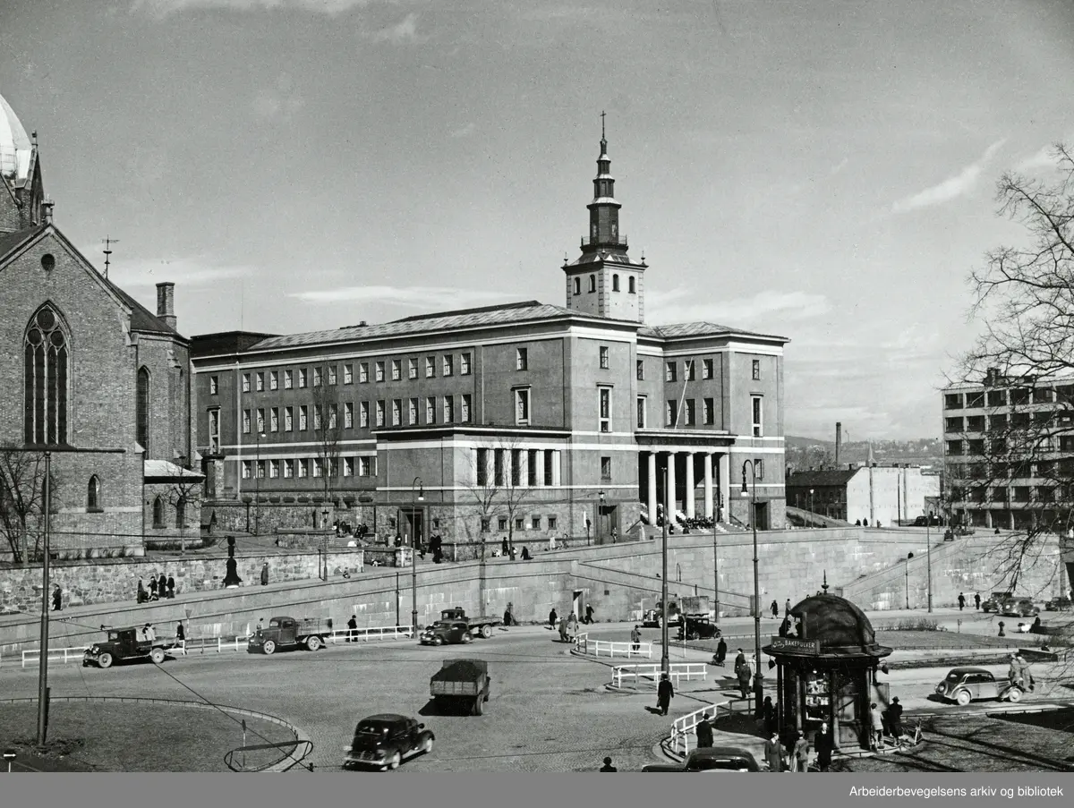 Arne Garborgs plass med Deichmans gamle hovedbibliotek. Spiret på Svenska Margaretakyrkan. Trefoldighetskirken til venstre. Udatert.