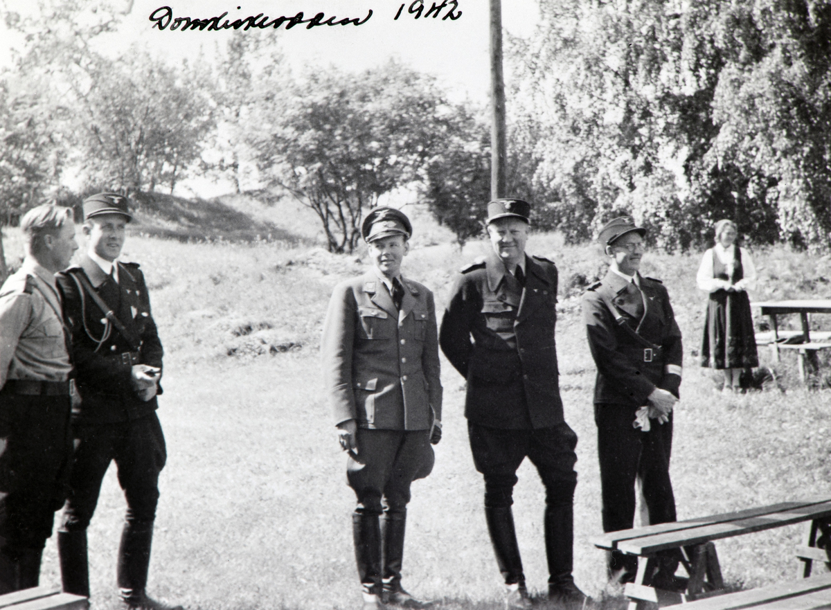 Hamar, NS-møte på Domkirkeodden, Hamar, fra venstre Hans Jacob Brun, Bertel Brun, kansellisjef Ørnulf Lundsgaard, Vidkun Quisling, Anton Brynhildsvold som fylkesfører i NS F04, Nasjonal samling, 
NS-stevne, I forbindelse med "Stevne og partiting for Oplandene" på Hamar feiret også NS-miljøet jonsok på Domkirkeodden.  Jonsokstevnet på Domkirkeodden i 1942 samlet 3000 tilskuerere 