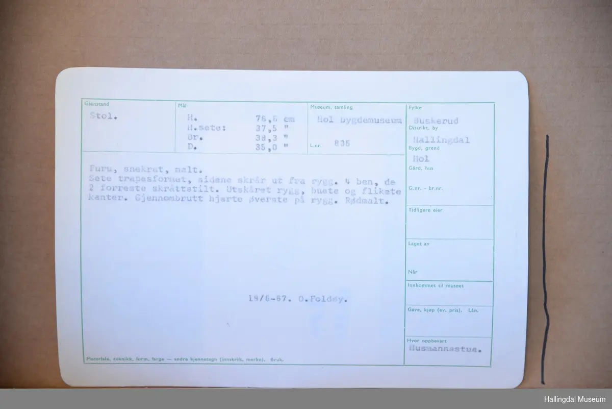 Sete trapesformet, sidene skrår ut fra rygg. 4 ben, de 2 forreste skråttstilt. Utskåret rygg, buete og flikete kanter. Gjennombrutt hjerte øverst på rygg.
19/6-67. O. Foldøy