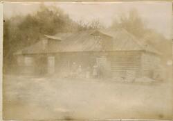 Motivet viser låven i Borovichi med Michail Rostin og noen a