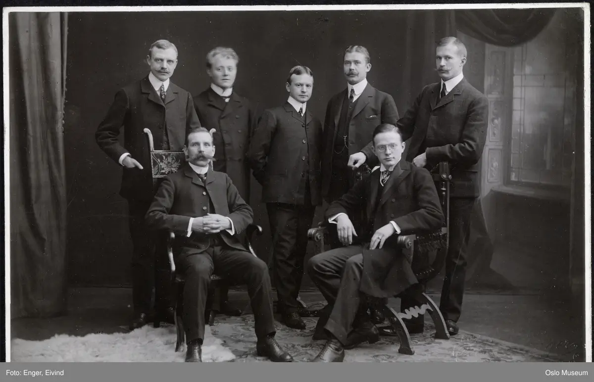 gruppe, menn, stående og sittende helfigur