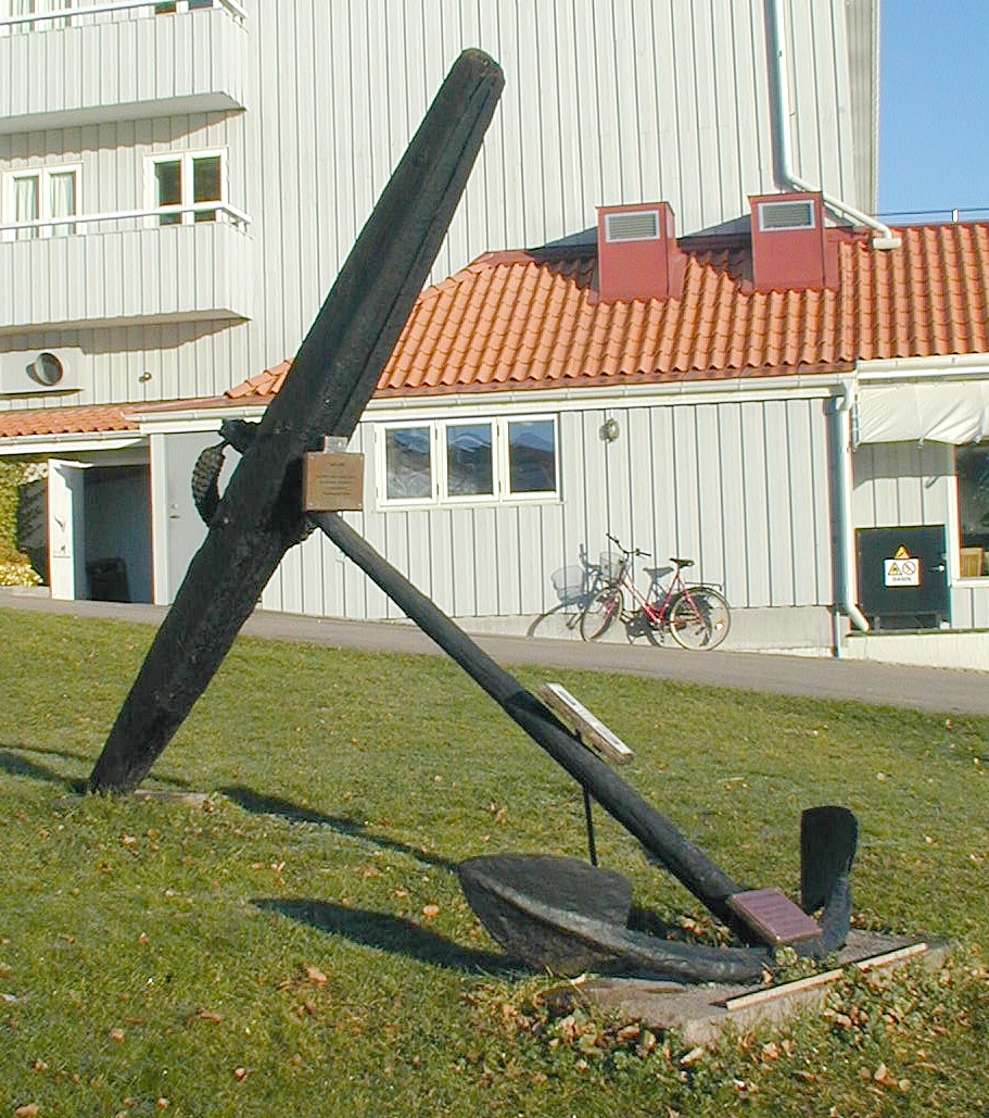 Stockankare. Består av ett ankare av järn, en stock av ek samt en röring av järn med ett yttre lager tågvirke. Stocken är sprucken och hålls ihop av två järnbultar. Ytterligare sex träbultar sitter i stocken. Röringen är fästad i ett runt hål i läggens toppände.