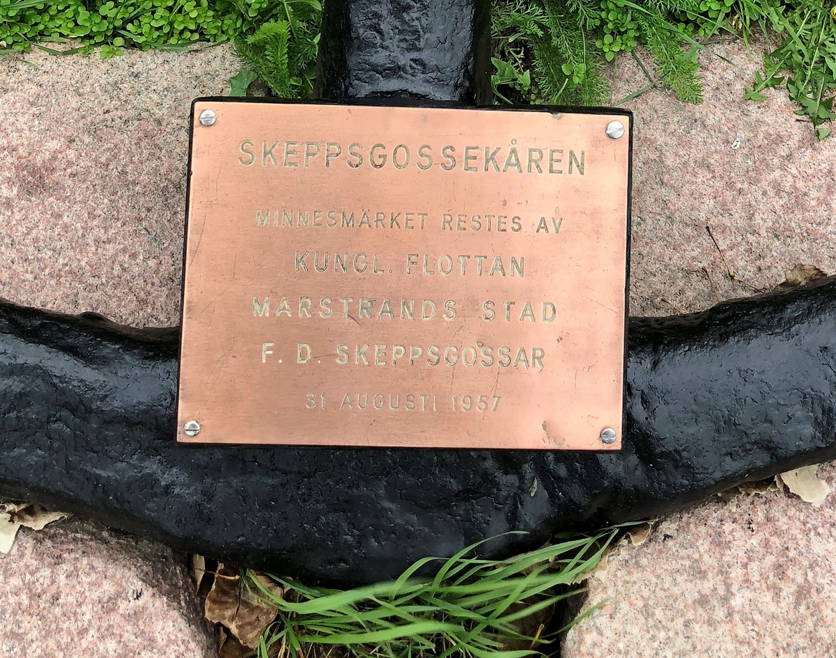 Stockankare. Består av ett ankare av järn, en stock av ek samt en röring av järn med ett yttre lager tågvirke. Stocken är sprucken och hålls ihop av två järnbultar. Ytterligare sex träbultar sitter i stocken. Röringen är fästad i ett runt hål i läggens toppände.