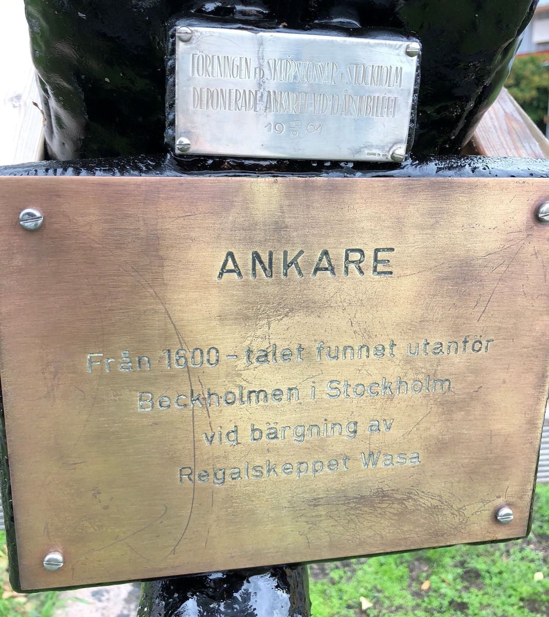 Stockankare. Består av ett ankare av järn, en stock av ek samt en röring av järn med ett yttre lager tågvirke. Stocken är sprucken och hålls ihop av två järnbultar. Ytterligare sex träbultar sitter i stocken. Röringen är fästad i ett runt hål i läggens toppände.