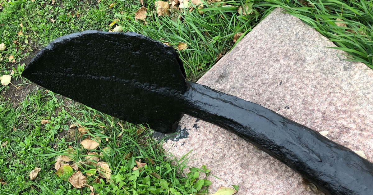Stockankare. Består av ett ankare av järn, en stock av ek samt en röring av järn med ett yttre lager tågvirke. Stocken är sprucken och hålls ihop av två järnbultar. Ytterligare sex träbultar sitter i stocken. Röringen är fästad i ett runt hål i läggens toppände.