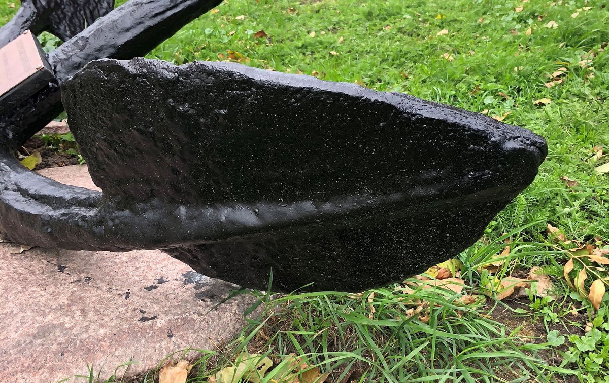 Stockankare. Består av ett ankare av järn, en stock av ek samt en röring av järn med ett yttre lager tågvirke. Stocken är sprucken och hålls ihop av två järnbultar. Ytterligare sex träbultar sitter i stocken. Röringen är fästad i ett runt hål i läggens toppände.
