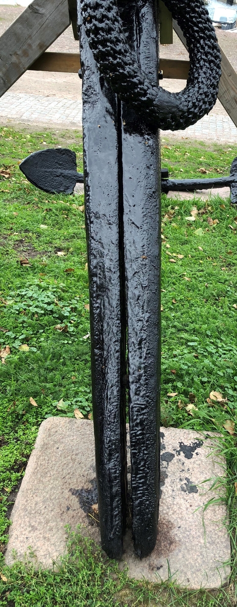 Stockankare. Består av ett ankare av järn, en stock av ek samt en röring av järn med ett yttre lager tågvirke. Stocken är sprucken och hålls ihop av två järnbultar. Ytterligare sex träbultar sitter i stocken. Röringen är fästad i ett runt hål i läggens toppände.