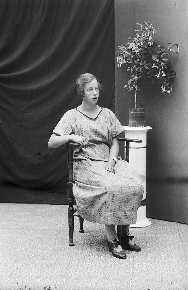 Ateljéporträtt - Marta Berglund från Österbyggeby, Uppland