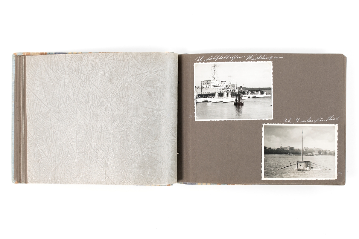Fotoalbumet upprättades av givarens far Seth Guthammar åren 1936-37. Den innehåller vykort, professionella och egna foto från svenska och tyska örlogsfartyg under mellankrigstiden. Bland annat dokumenterades den tyska flottan i Kiel och ett örlogsbesök i London. Albumet avslutar med en grupporträtt av eldledningskolans instruktörer.
