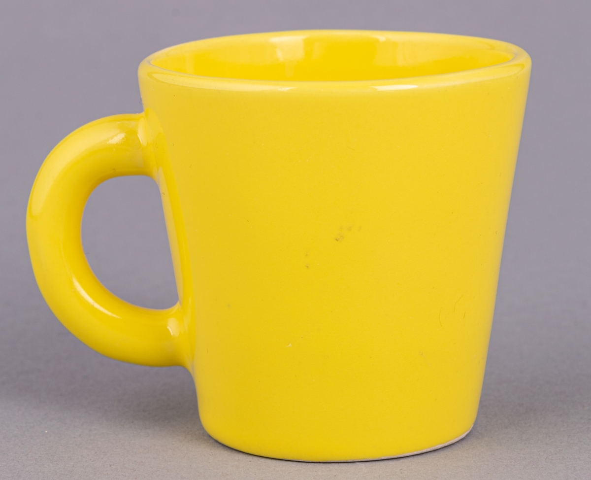 Mugg eller glöggmugg i flintgods, glaserad, formgiven av Eva Jancke-Björk 1951.
