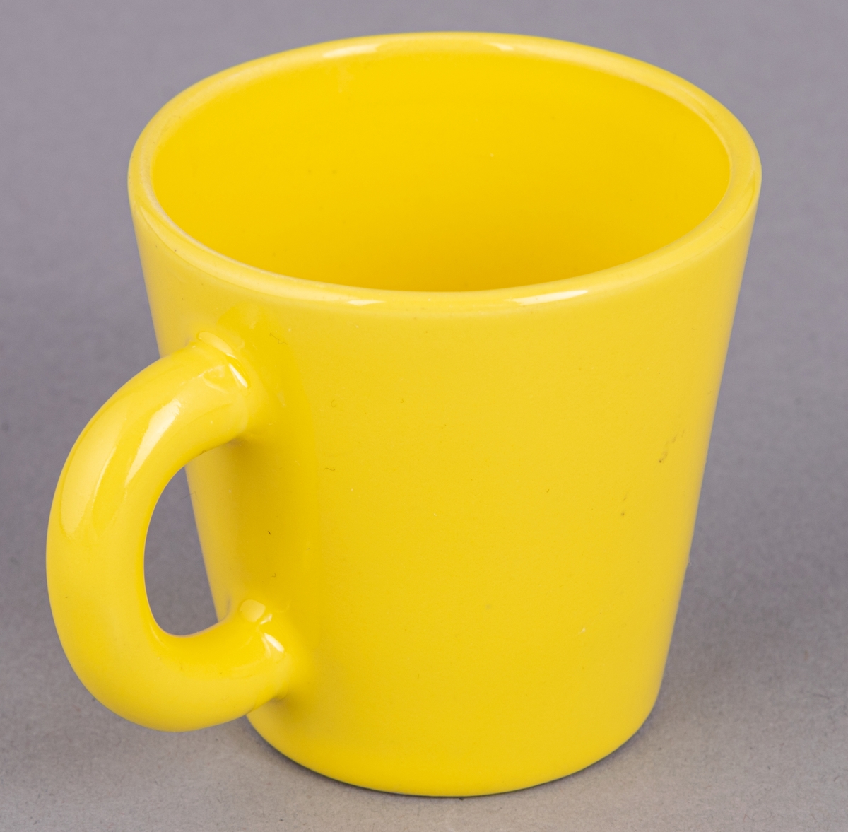 Mugg eller glöggmugg i flintgods, glaserad, formgiven av Eva Jancke-Björk 1951.