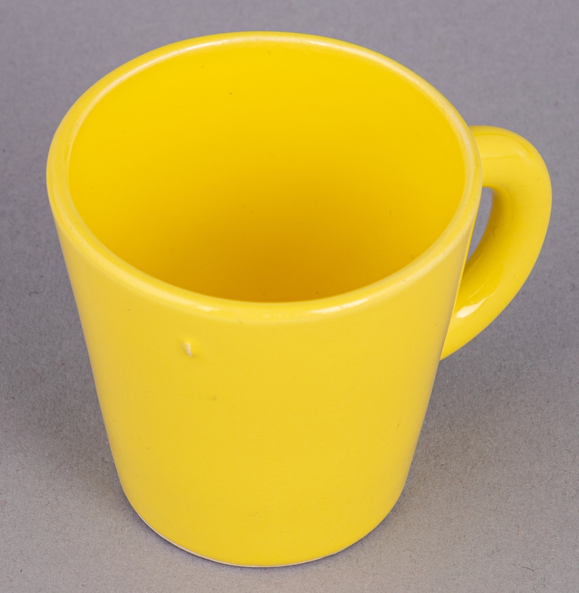 Mugg eller glöggmugg i flintgods, glaserad, formgiven av Eva Jancke-Björk 1951.