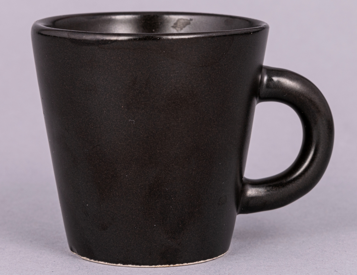 Mugg eller glöggmugg i flintgods, glaserad, formgiven av Eva Jancke-Björk 1951.