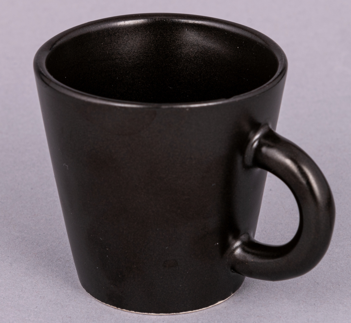 Mugg eller glöggmugg i flintgods, glaserad, formgiven av Eva Jancke-Björk 1951.
